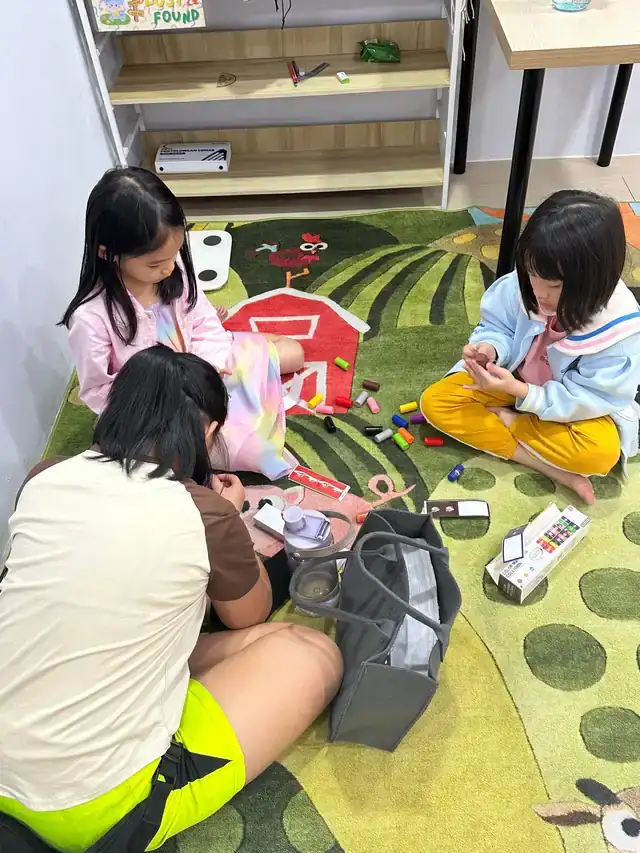 孩子们坐在地毯上一起做手作