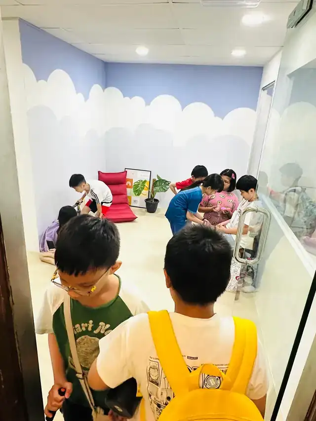 孩子们在中心的活动区玩